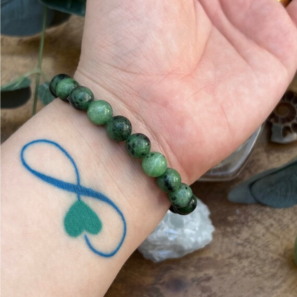 Ruby Zoisite 8mm Crystal Gemstone Beaded Elasticated Bracelet Handmade - Picture 3 of 4